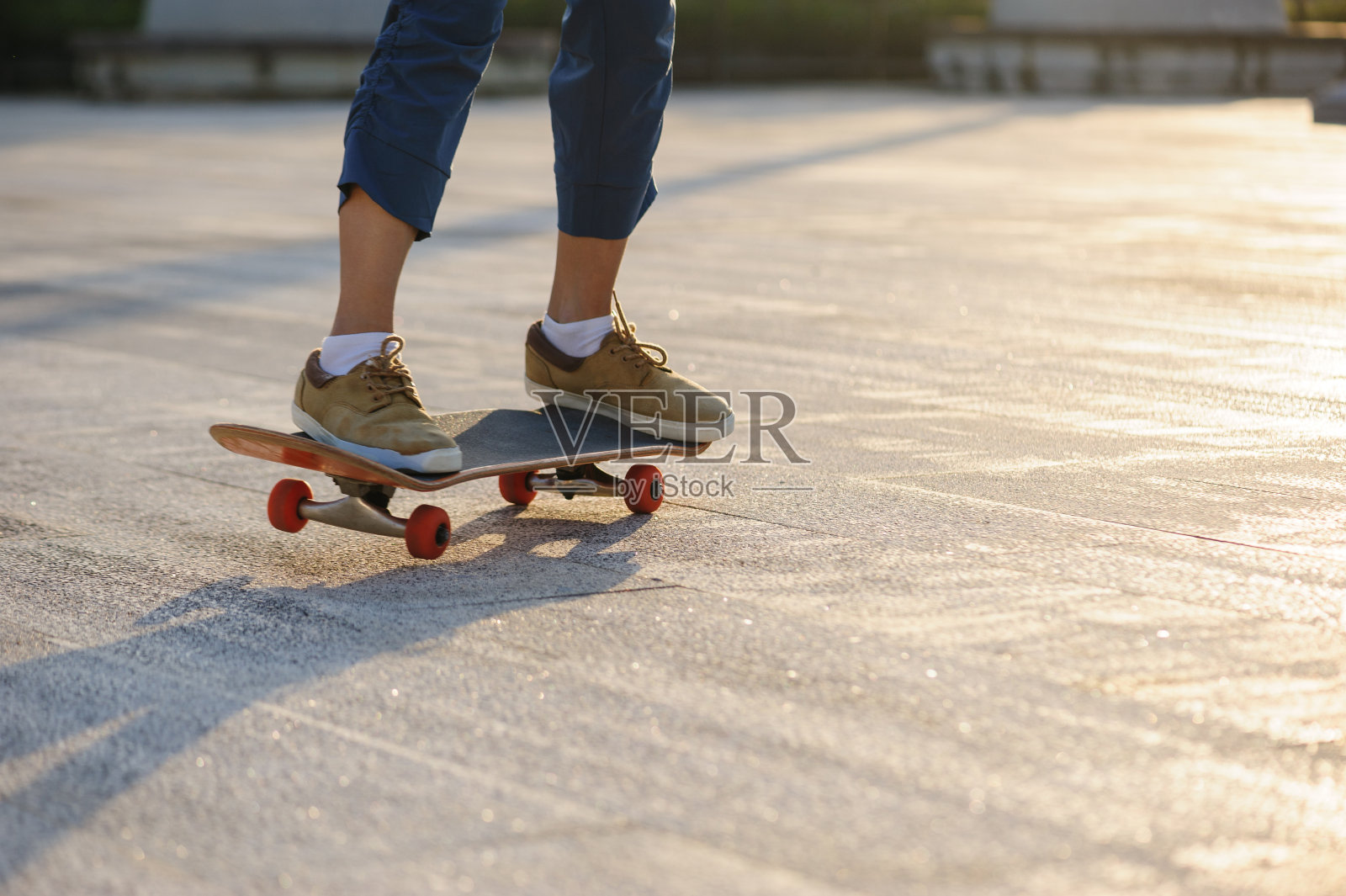 滑板者在城市的户外玩滑板照片摄影图片