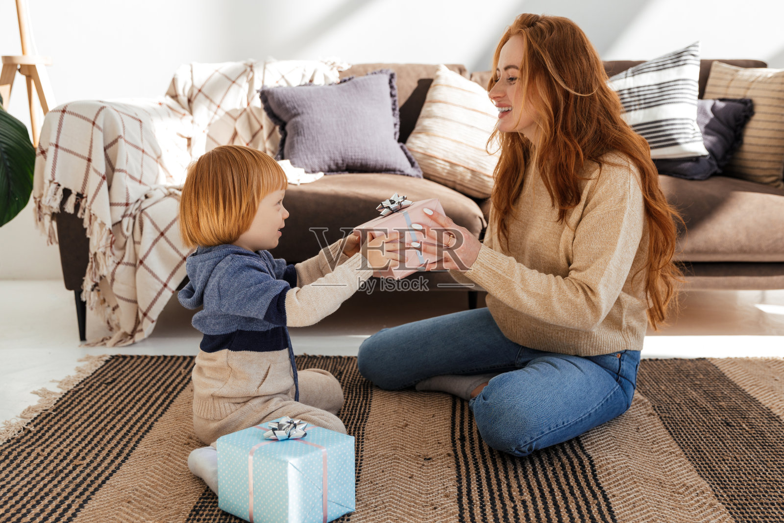 小可爱的红发男孩给妈妈一个新年礼物照片摄影图片