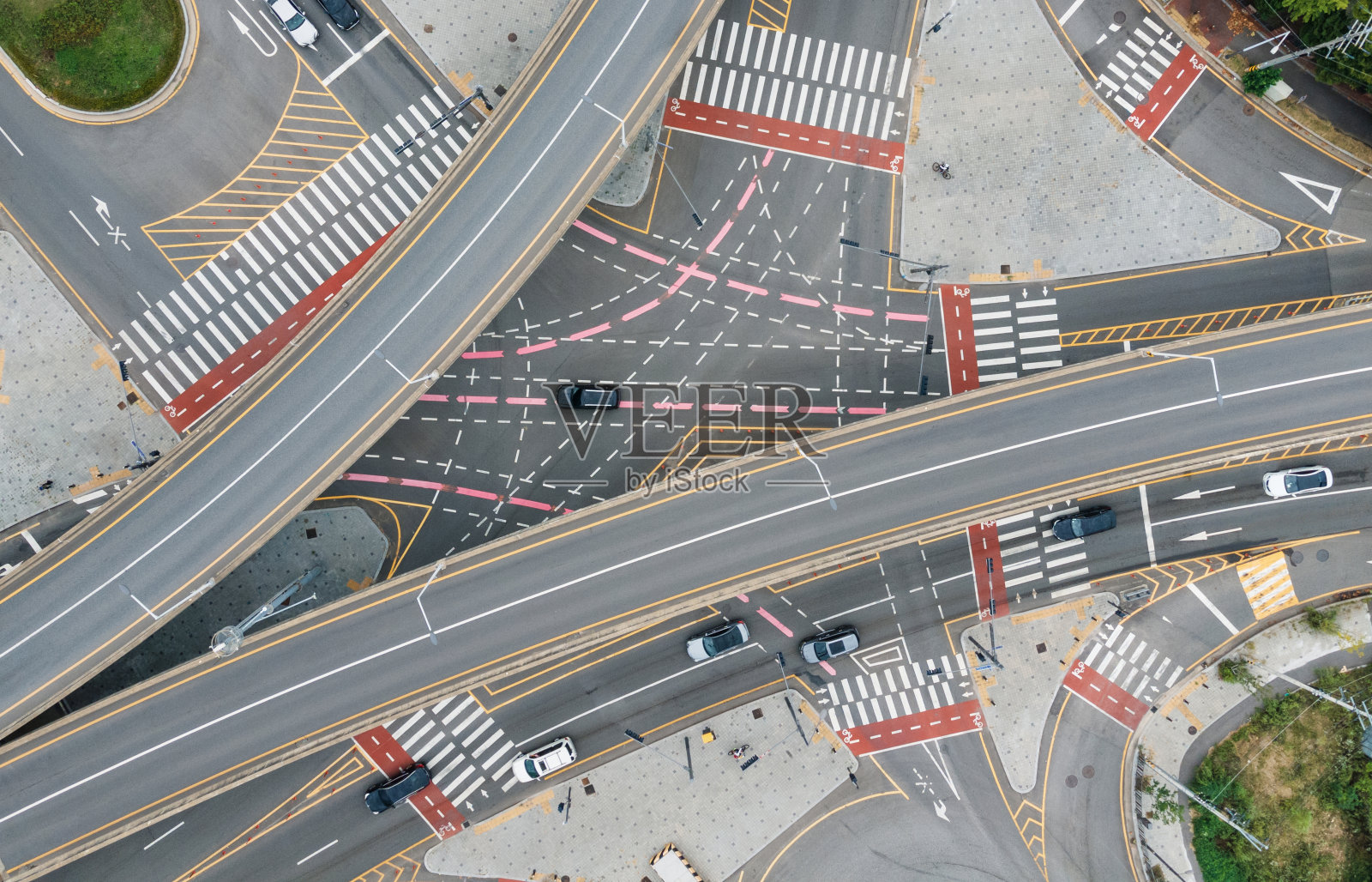 汽车在路口的城市和桥梁的顶部视图特写。照片摄影图片