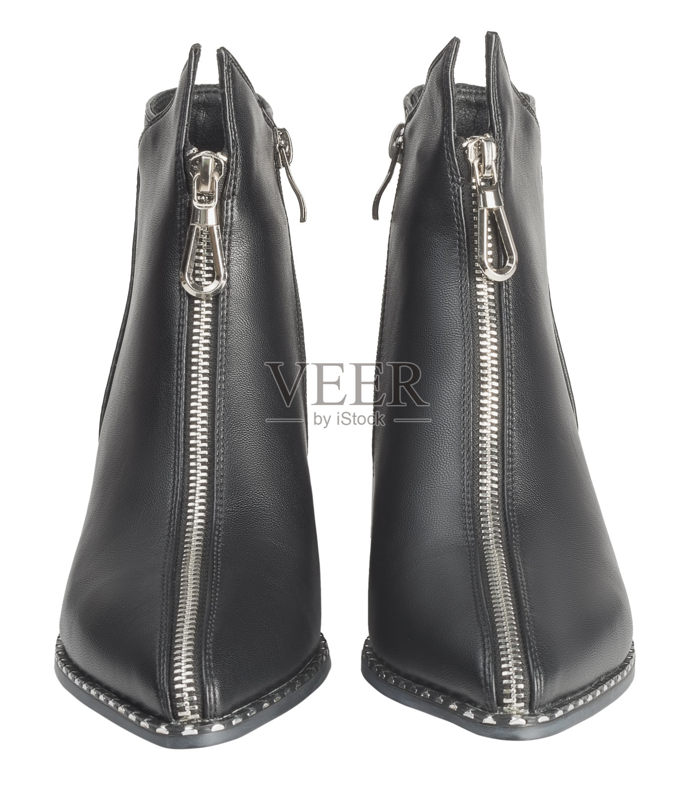 时尚的黑色女性靴子由真皮隔离在白色背景。照片摄影图片