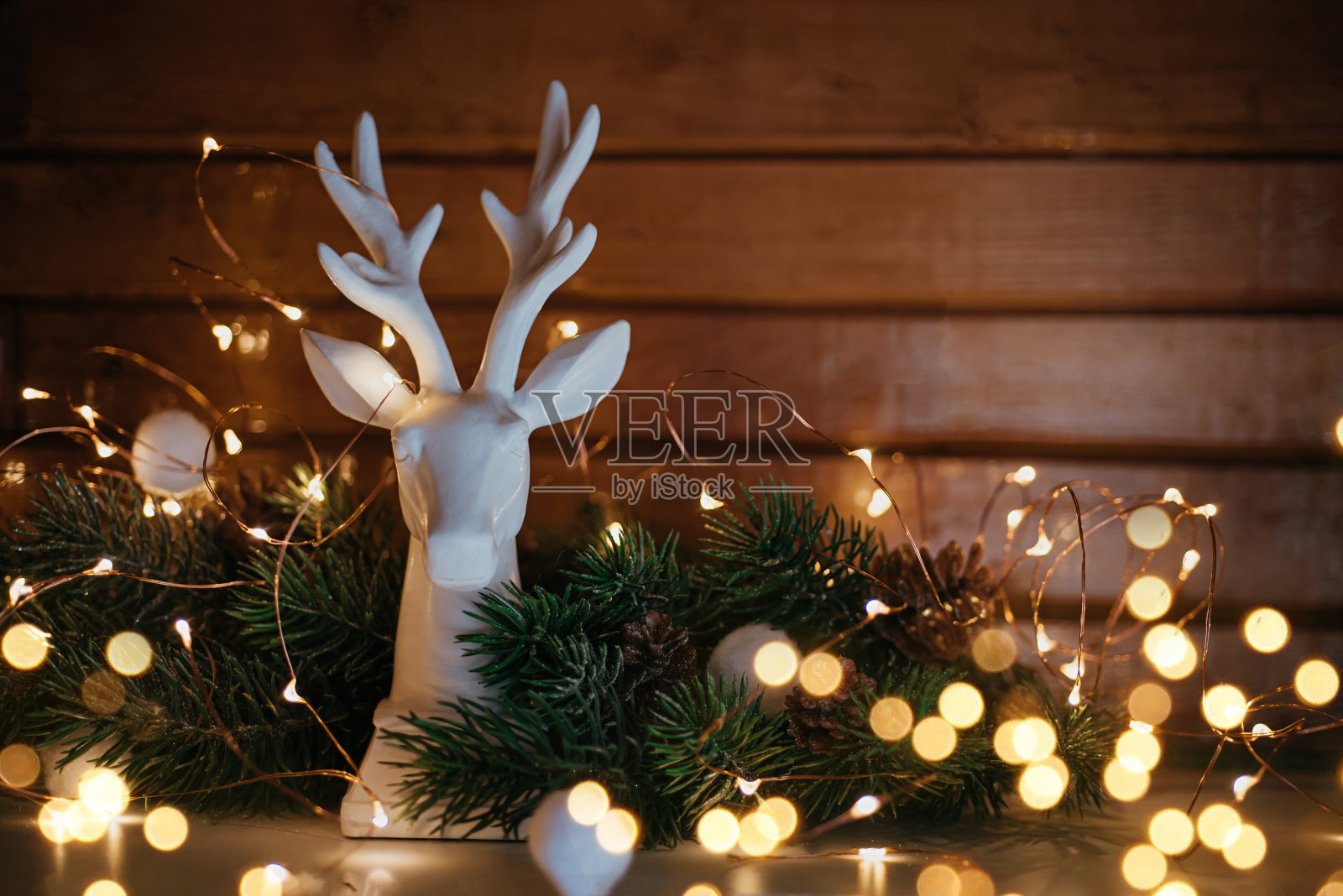 圣诞树上的驯鹿雕像,圣诞节闪闪发光的花环照片摄影图片