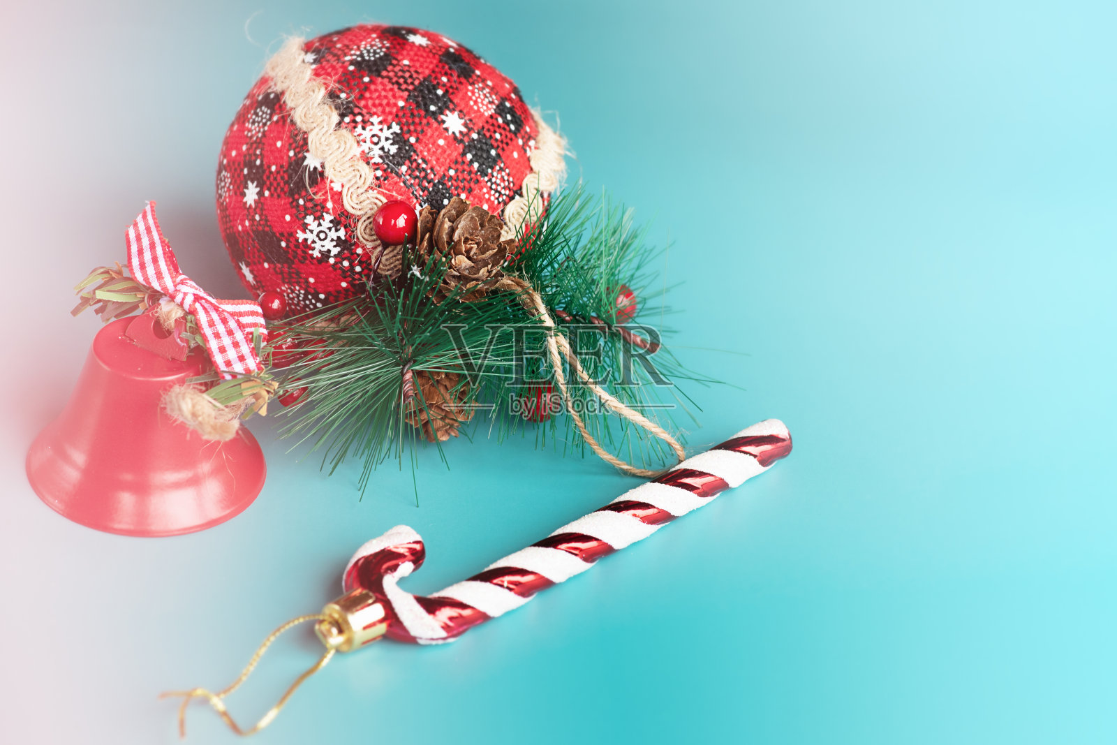 新年作文由三个玩具组成,在蓝色背景的圣诞树上。圣诞节照片摄影图片