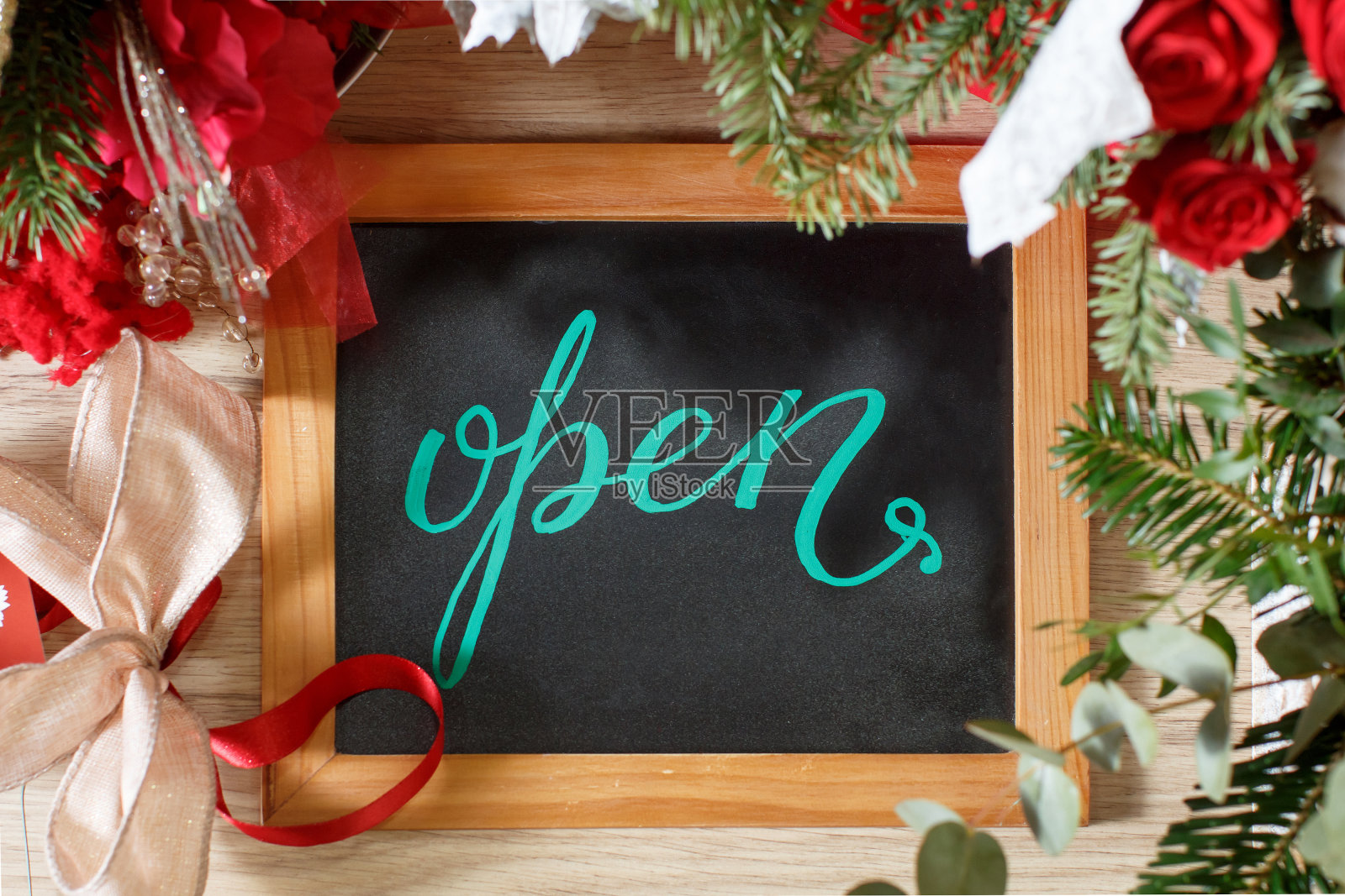 在冬季假日期间,花店里的黑板照片摄影图片