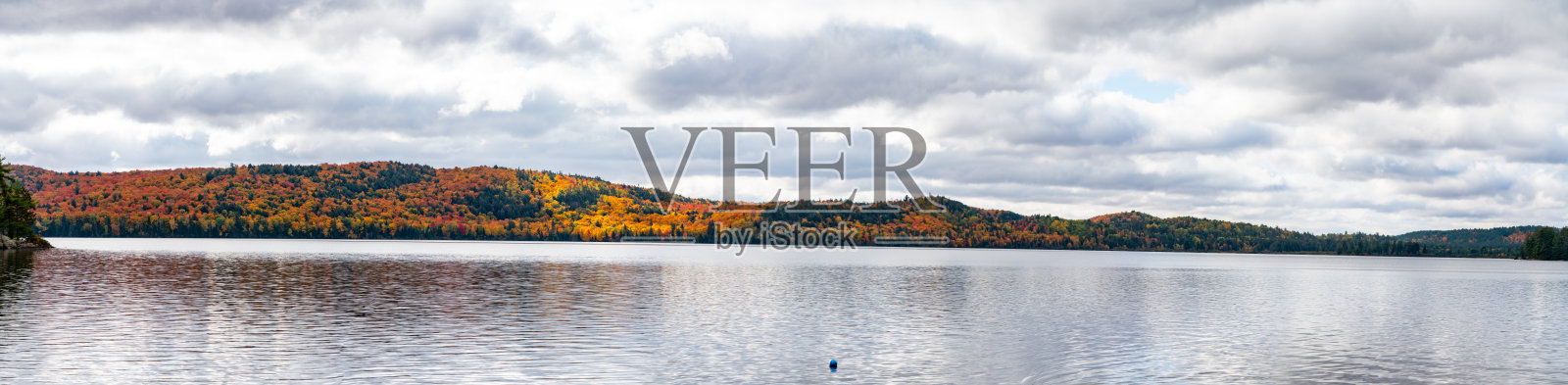 加拿大,阿尔冈昆省公园,秋色双河湖照片摄影图片