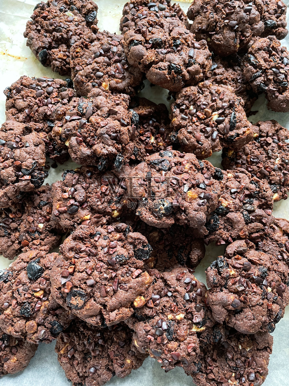 一堆巧克力屑黑森林饼干堆在防油纸羊皮纸上的图像,高架视图照片摄影图片