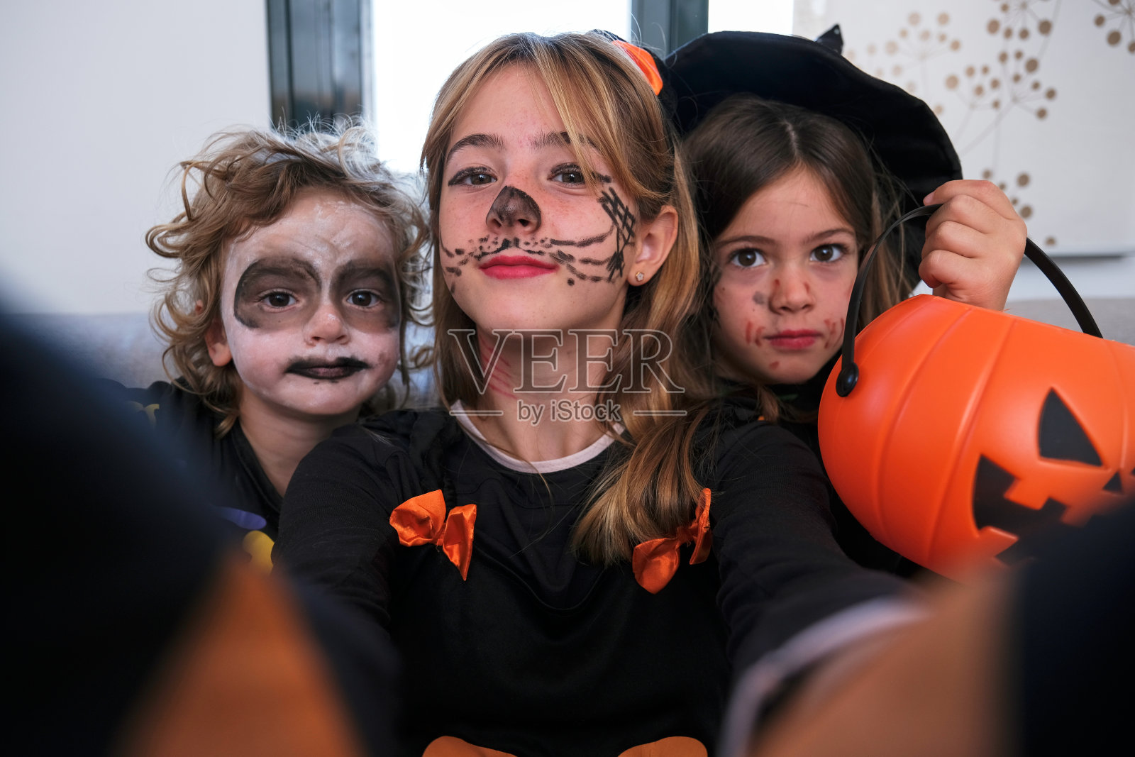 孩子们装扮成万圣节自拍照片摄影图片