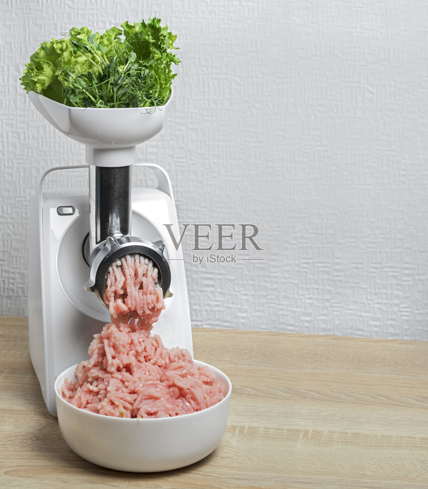 绞肉机把一堆蔬菜绞成肉末照片摄影图片