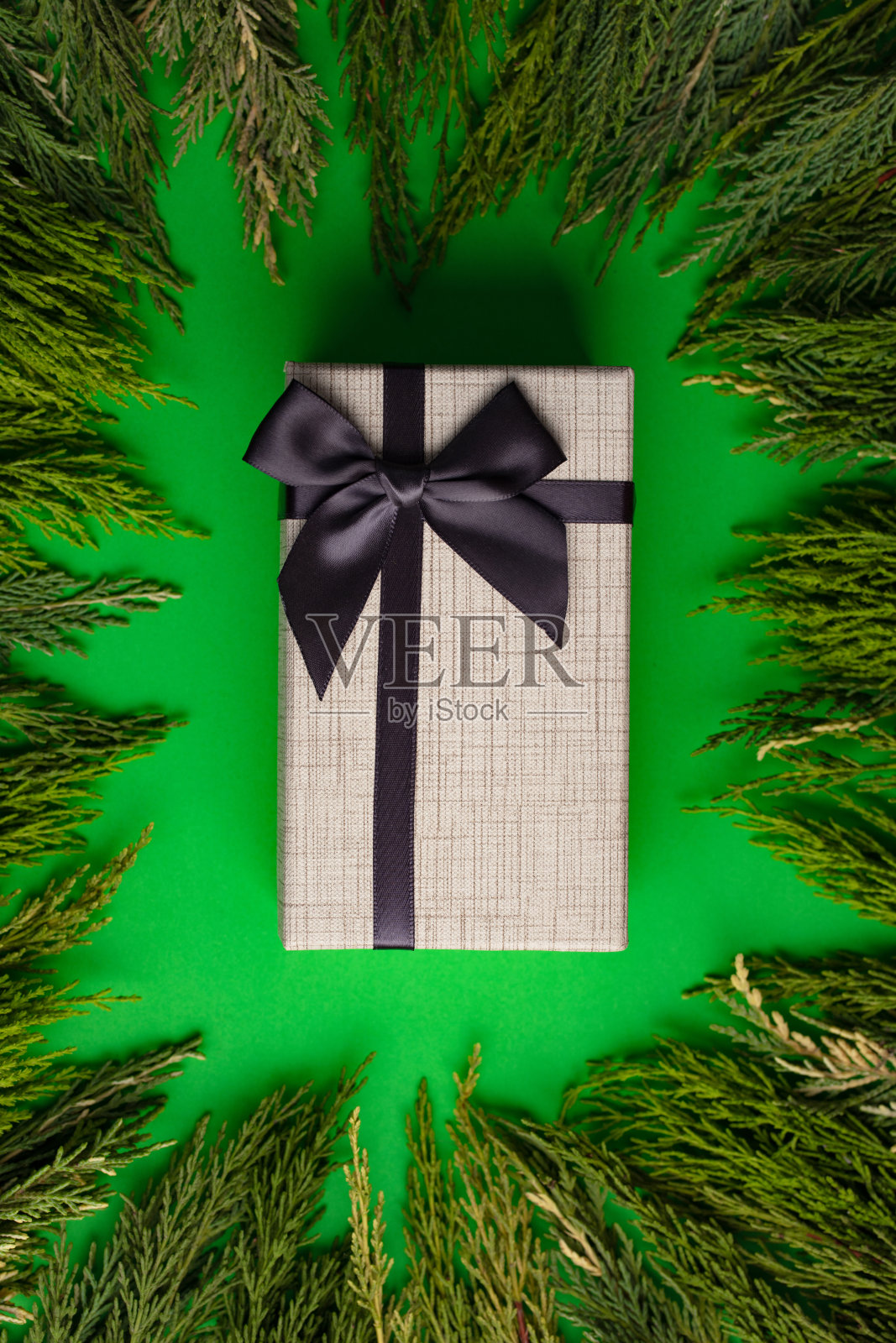 礼物盒子。朴素的背景上的圣诞礼物。圣诞节的概念。照片摄影图片