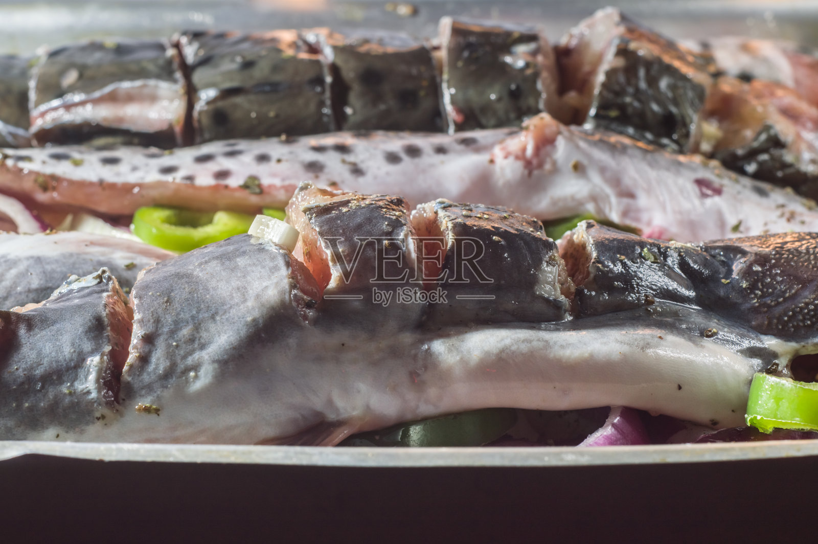 画鱼和鲶鱼在蔬菜和调味料的盘子照片摄影图片