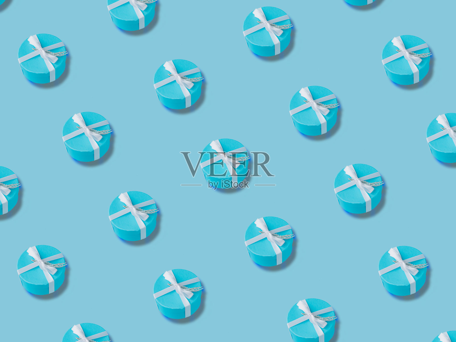 蓝色圣诞礼品盒的最小组成背景上的彩色蜡笔背景。新年的概念。圣诞等距图案,背景,旗帜。照片摄影图片