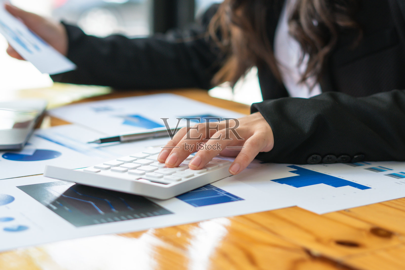 战略分析概念,商人工作财务经理研究过程会计计算,分析市场图表数据,库存信息,查看表在办公室。照片摄影图片