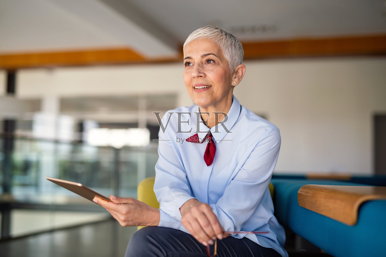成功的商业女性看起来自信和微笑照片摄影图片