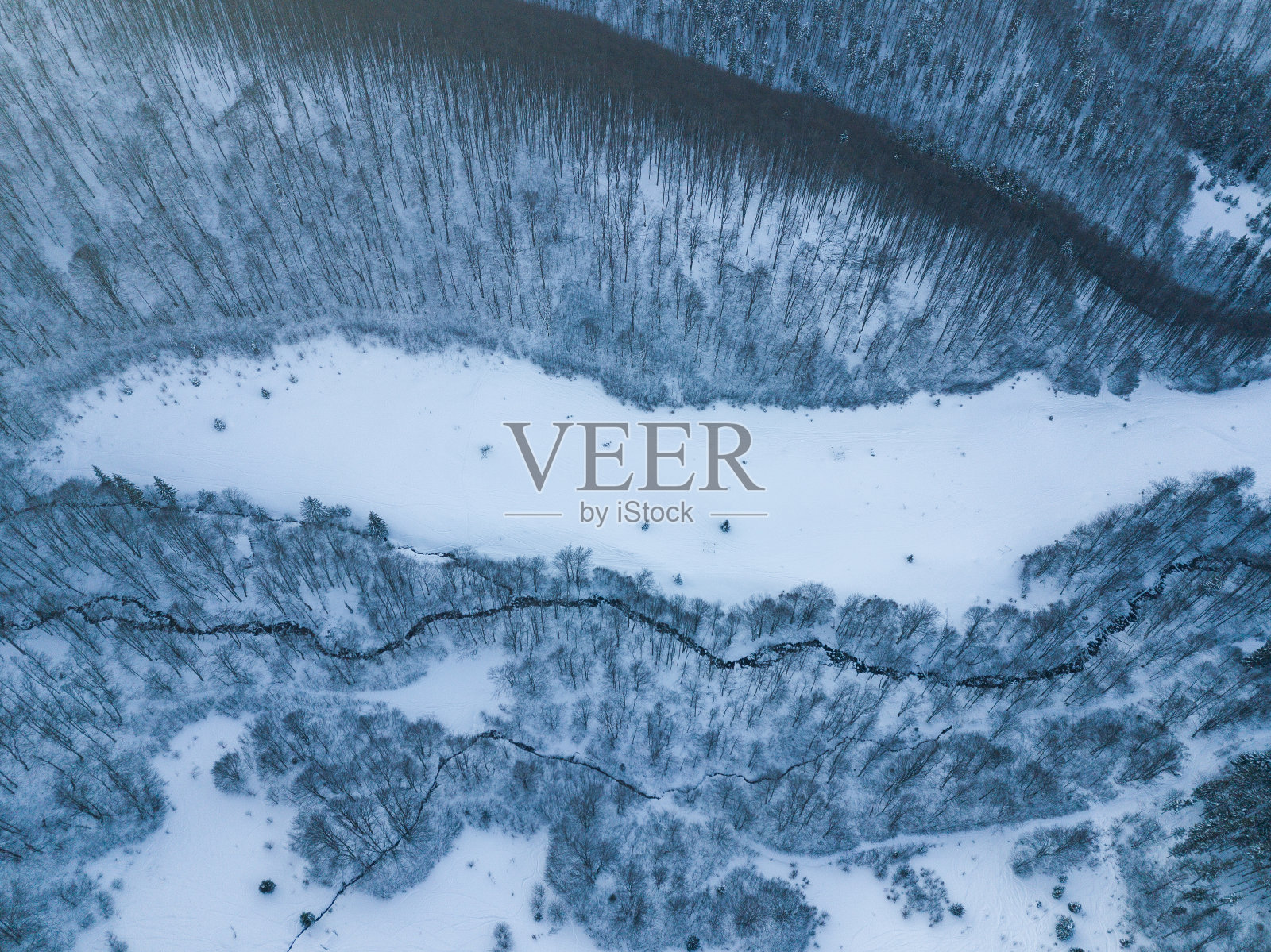 壮丽的日出在山上的空中拍摄。山与山之间的山谷被雾覆盖,被初升的太阳温暖的光线照亮。山上覆盖着天然的森林。照片摄影图片