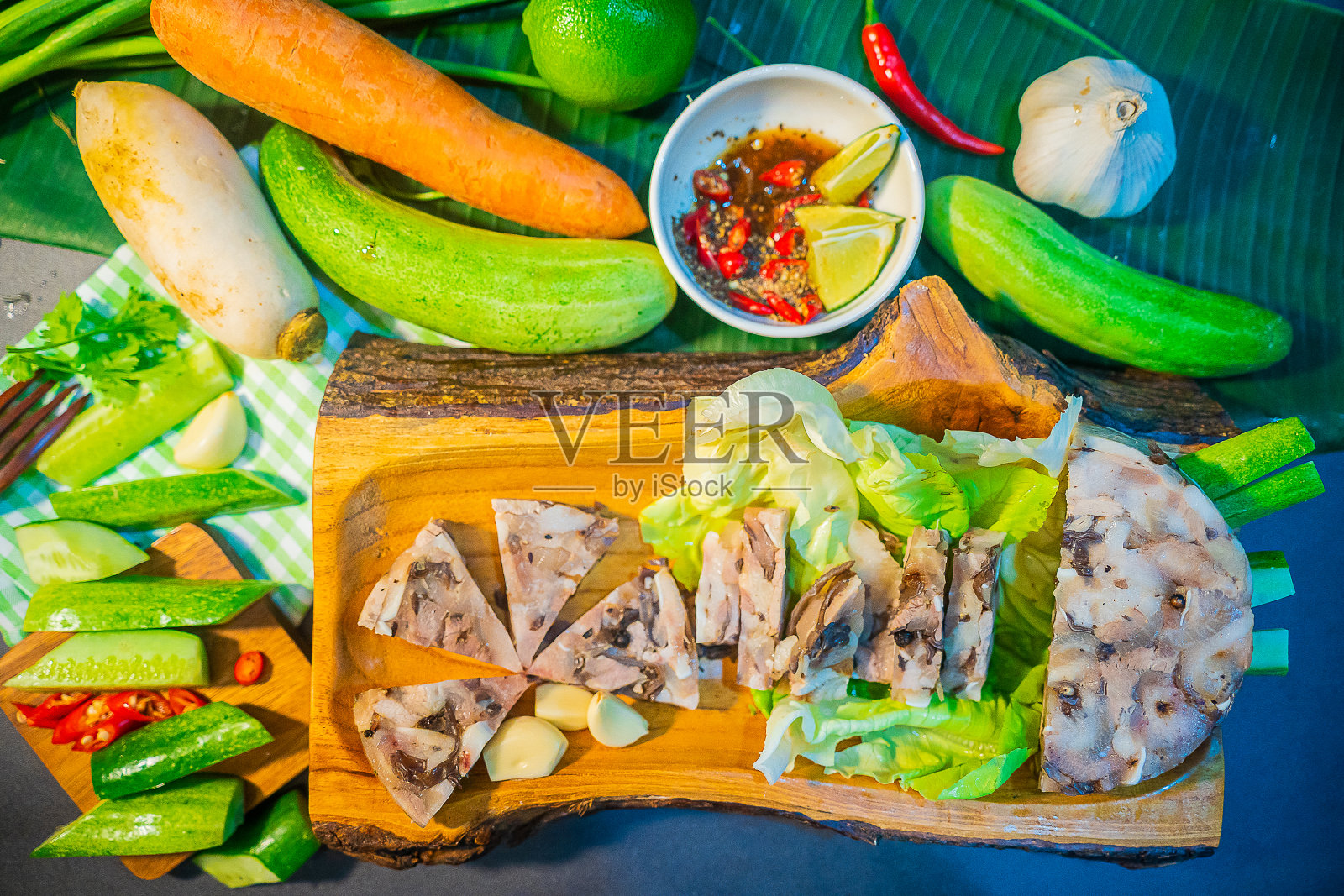 传统的越南食物,猪肉香肠或猪肉腊肠,配以胡椒、柠檬和盐酱,颜色鲜艳照片摄影图片