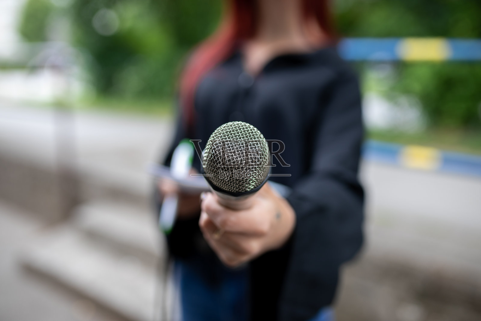 记者在新闻发布会上,写笔记,拿着麦克风照片摄影图片