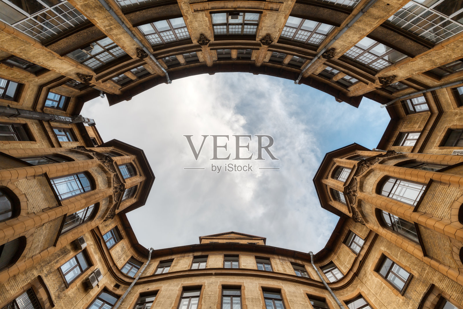 俄罗斯圣彼得堡历史中心对称的住宅庭院照片。照片摄影图片