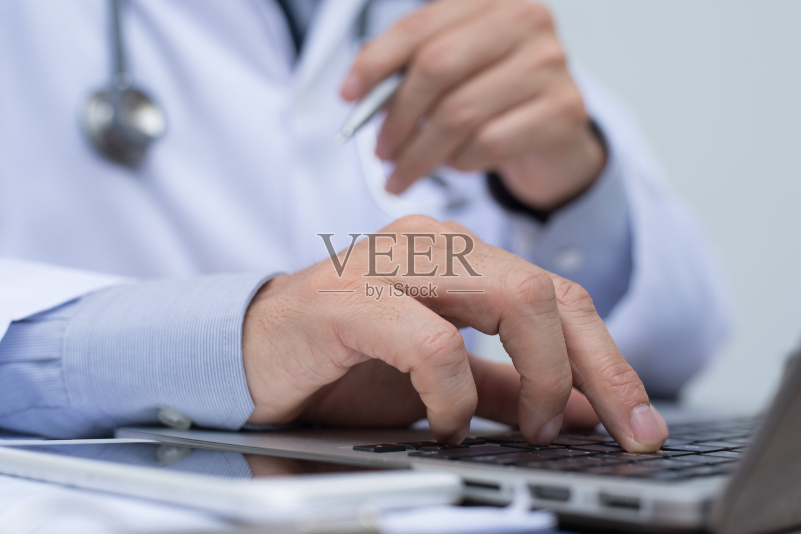 医生在笔记本电脑上工作照片摄影图片