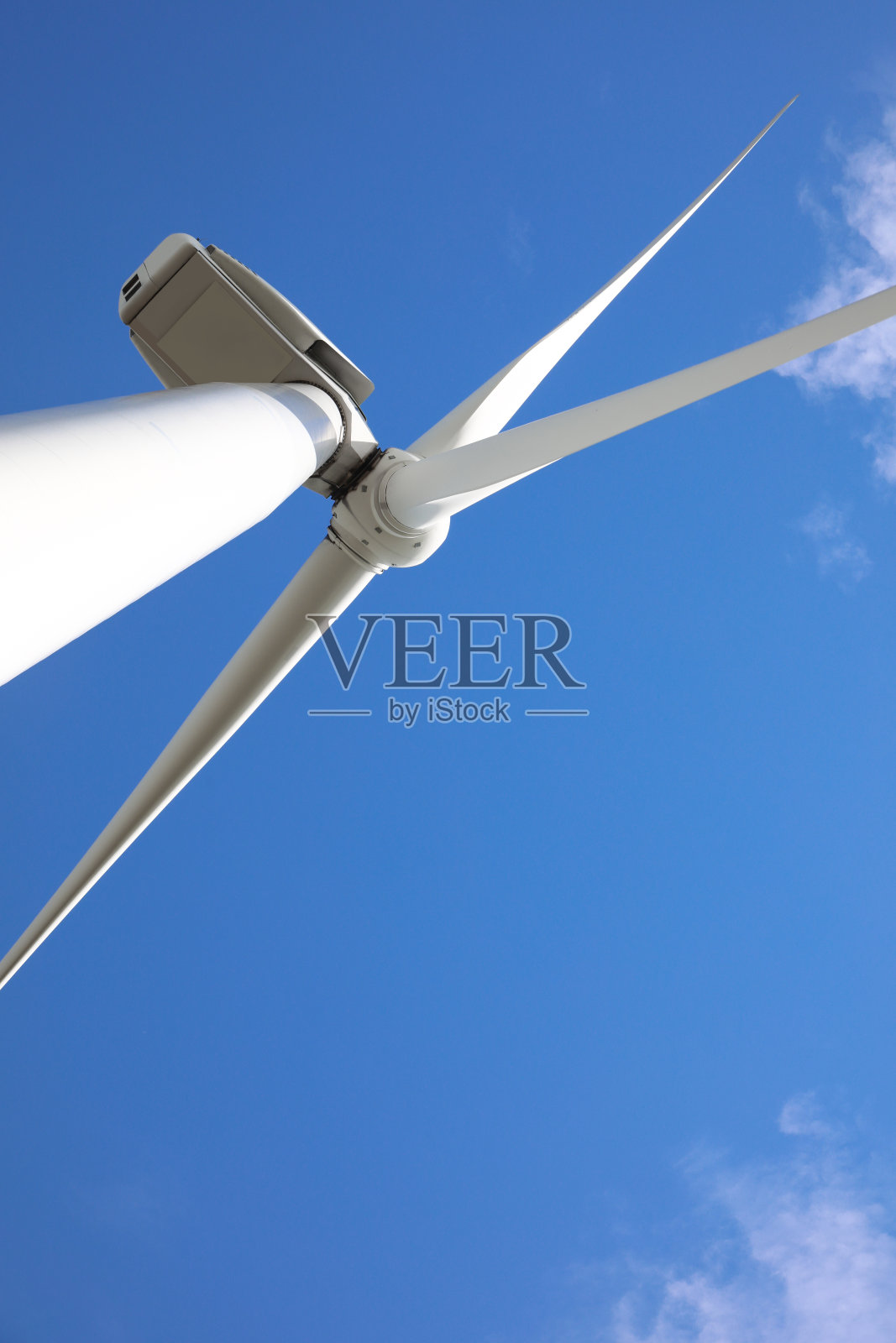 风力涡轮机对美丽的蓝天,低角度的观点。替代能源照片摄影图片