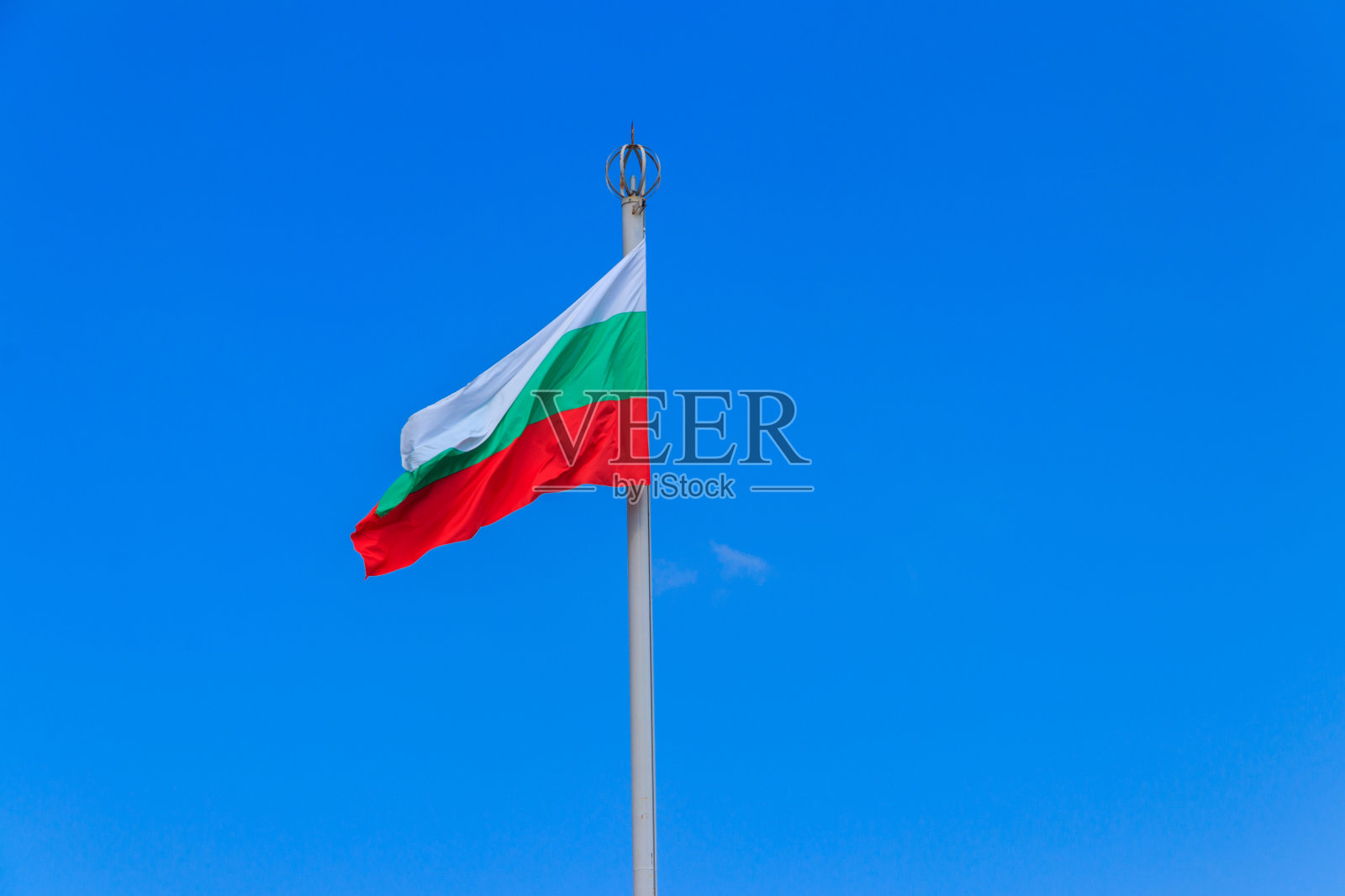 蓝天下飘扬的保加利亚国旗照片摄影图片