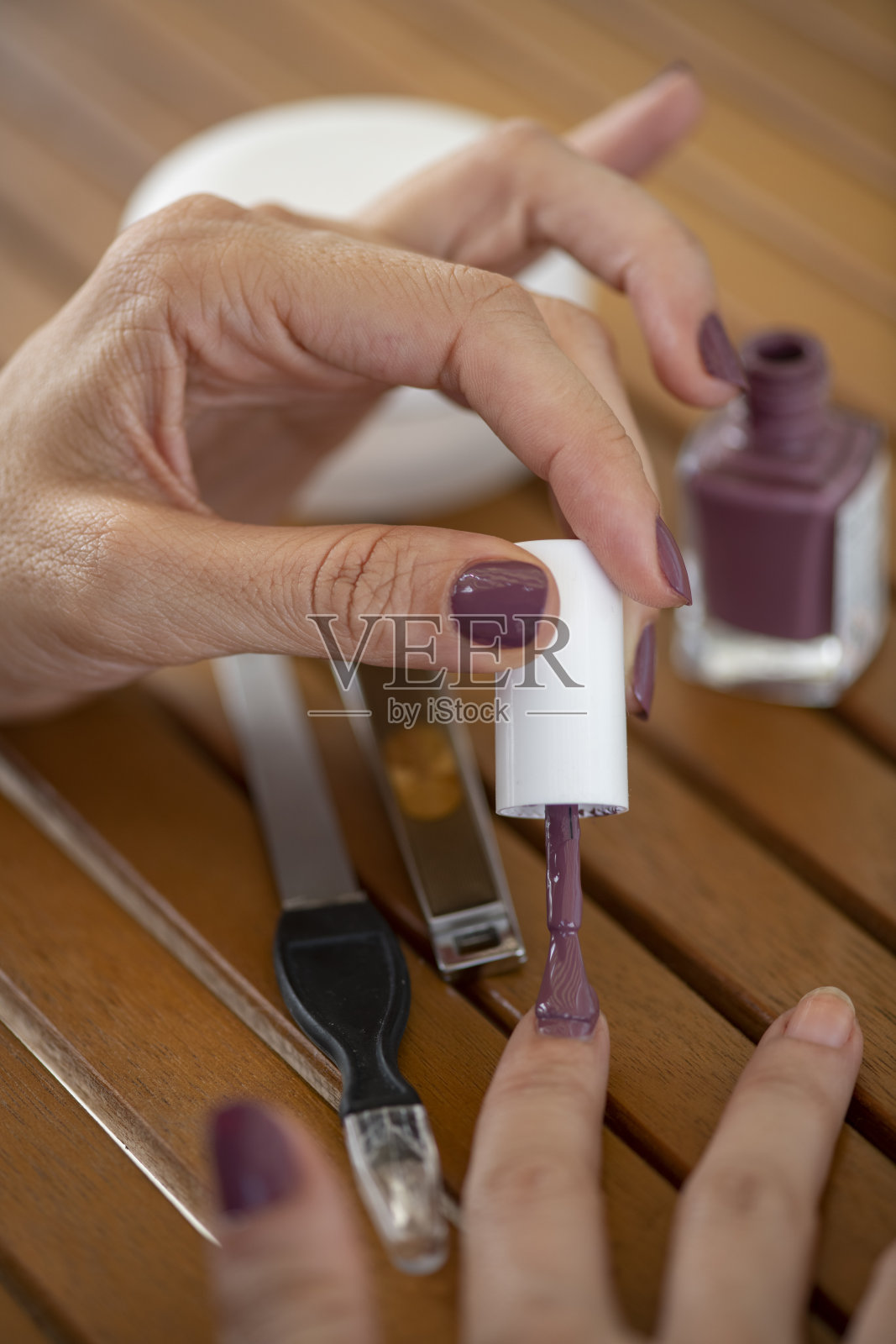 年轻女子在家里涂指甲油照片摄影图片