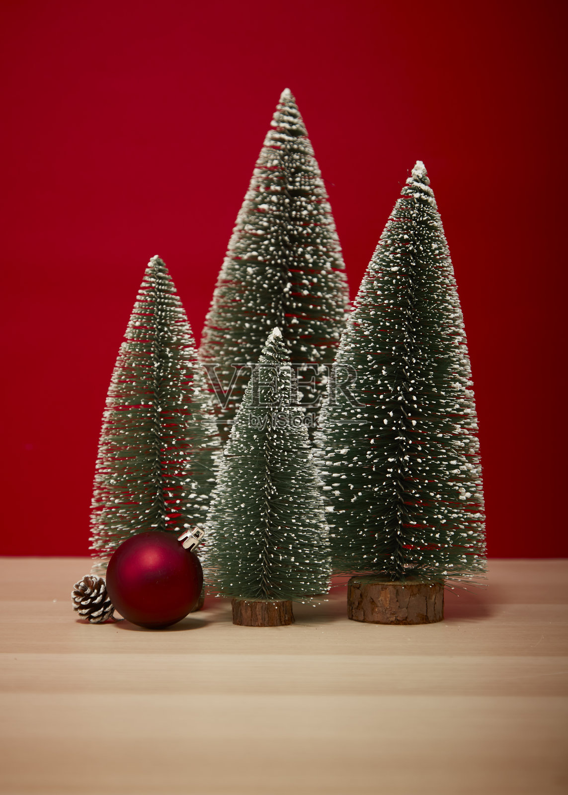 圣诞快乐的背景与礼物和装饰在木桌墙上红色的背景。为假期。照片摄影图片