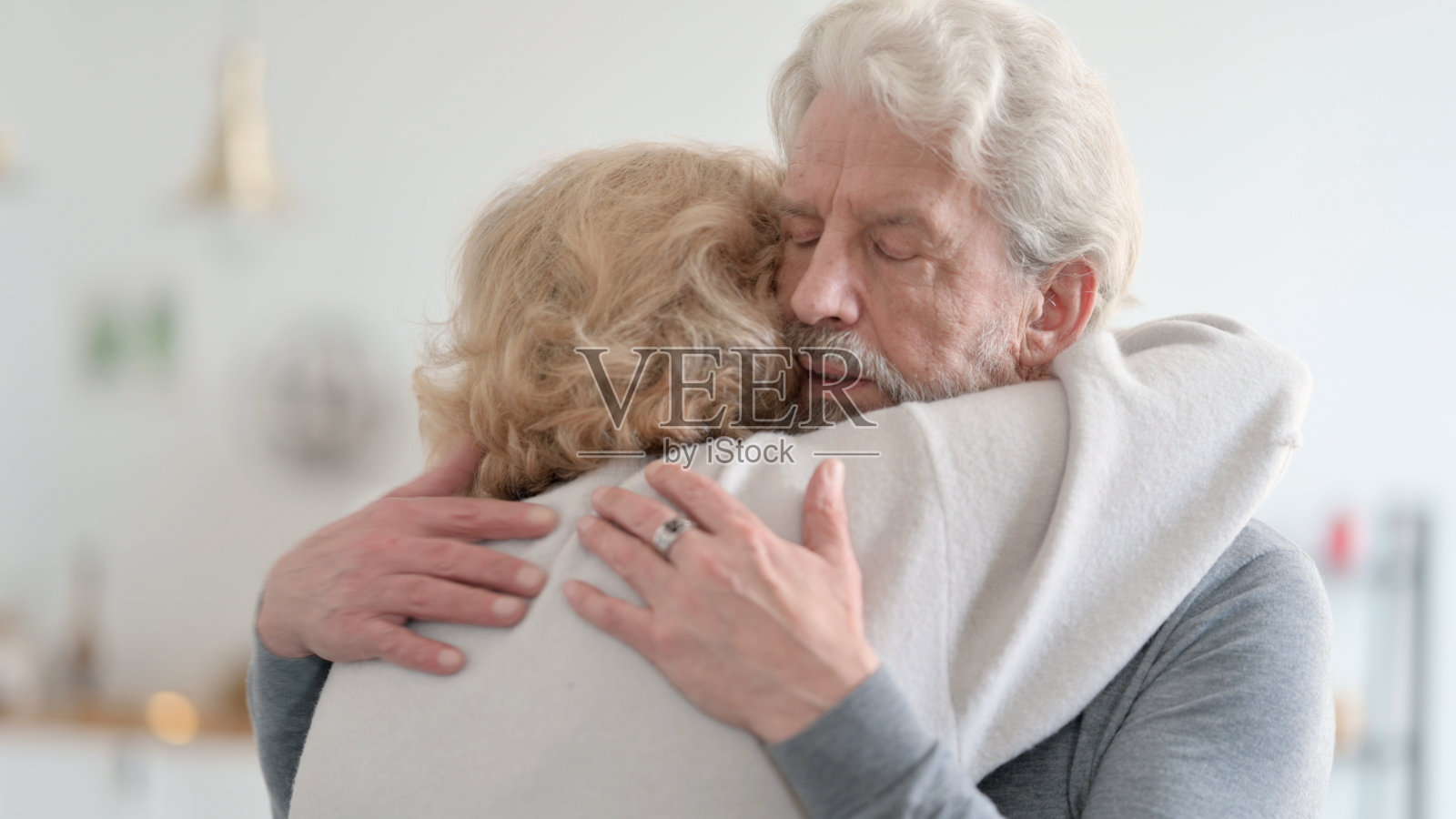 老人拥抱并安慰哭泣的妻子照片摄影图片