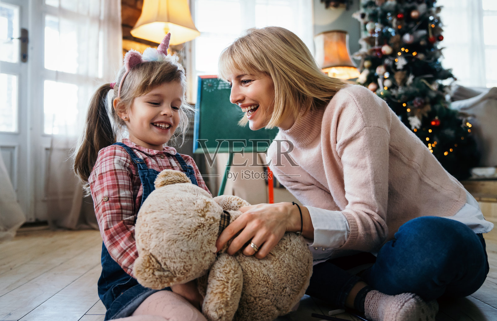 幸福的母亲和她的小女孩在家里一起玩得很开心照片摄影图片