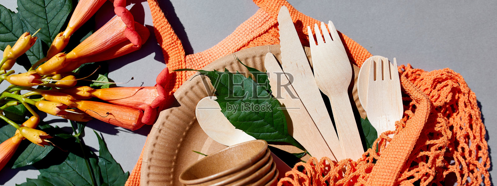生态牛皮纸平铺横幅和木质餐具,零浪费照片摄影图片