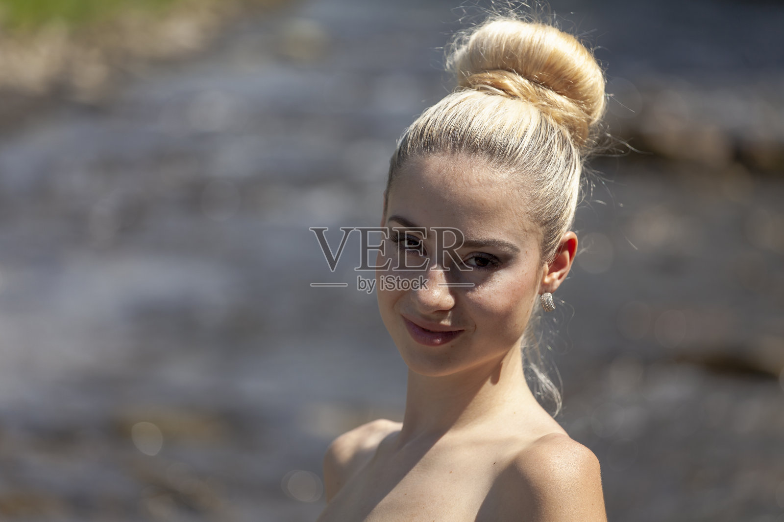 近距离拍摄河边迷人的年轻女子照片摄影图片