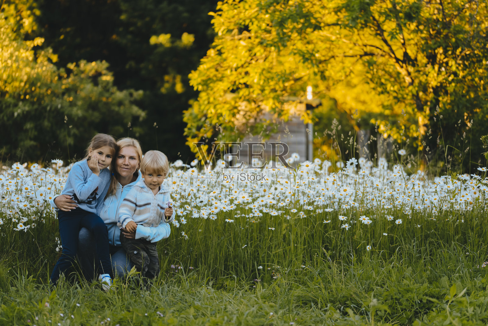 妈妈带着孩子散步,温暖的夏日里,一起消磨时光。照片摄影图片
