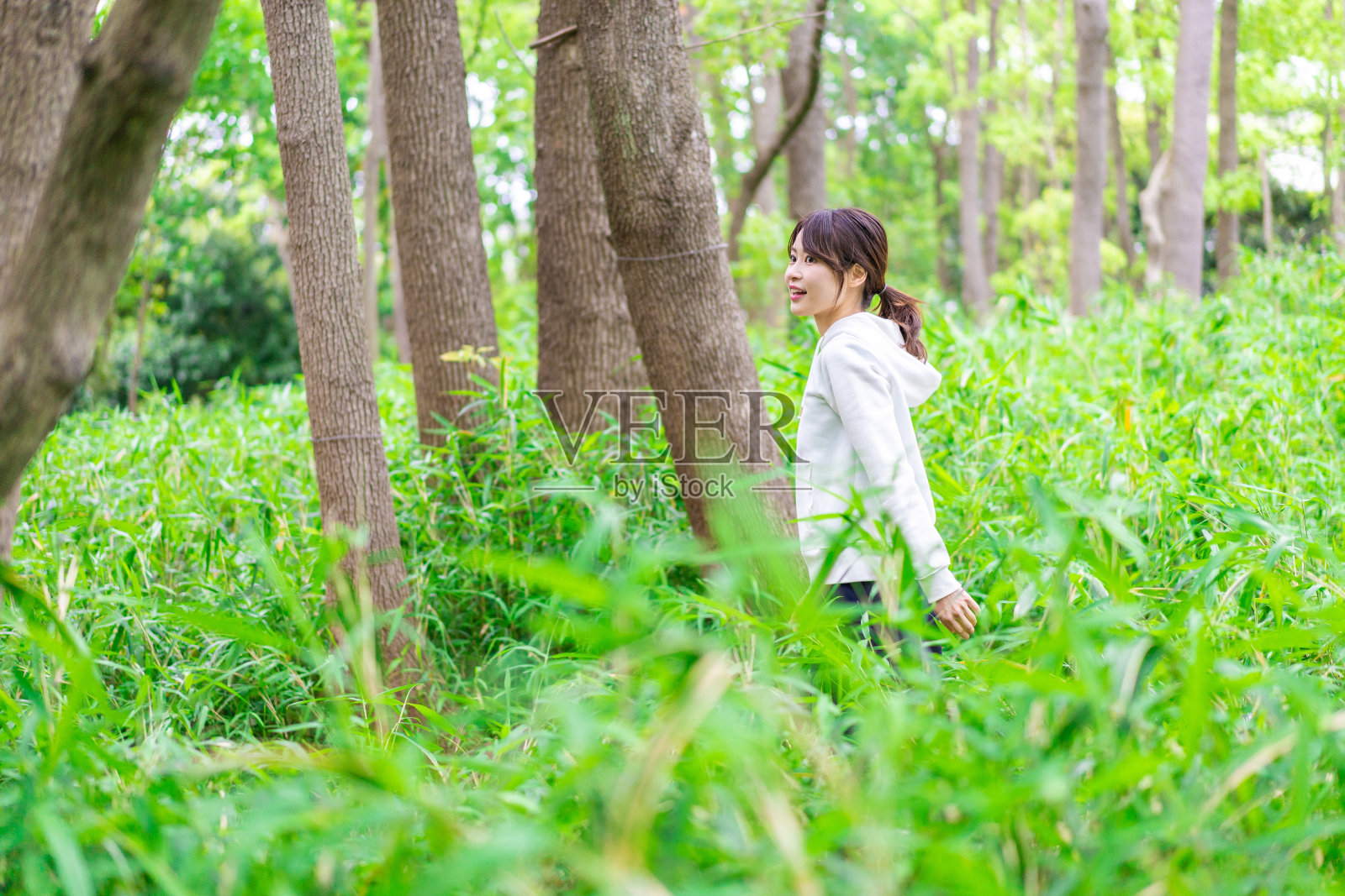 年轻女子在大自然中漫步照片摄影图片