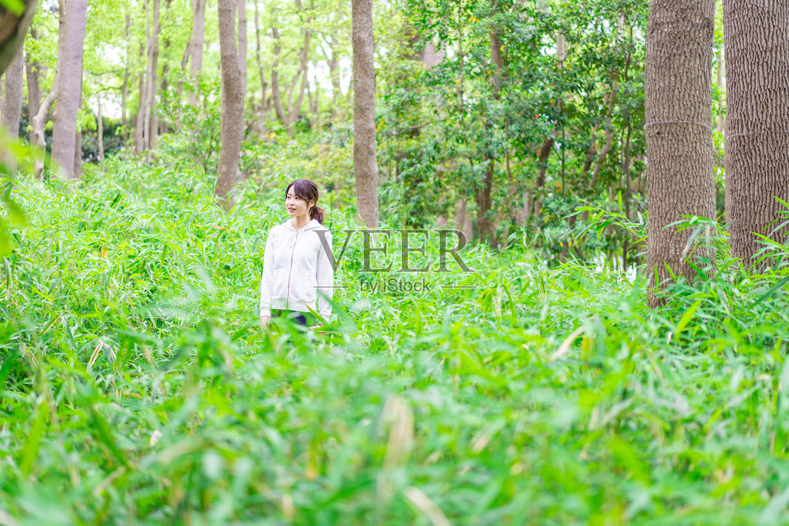 年轻女子在大自然中漫步照片摄影图片