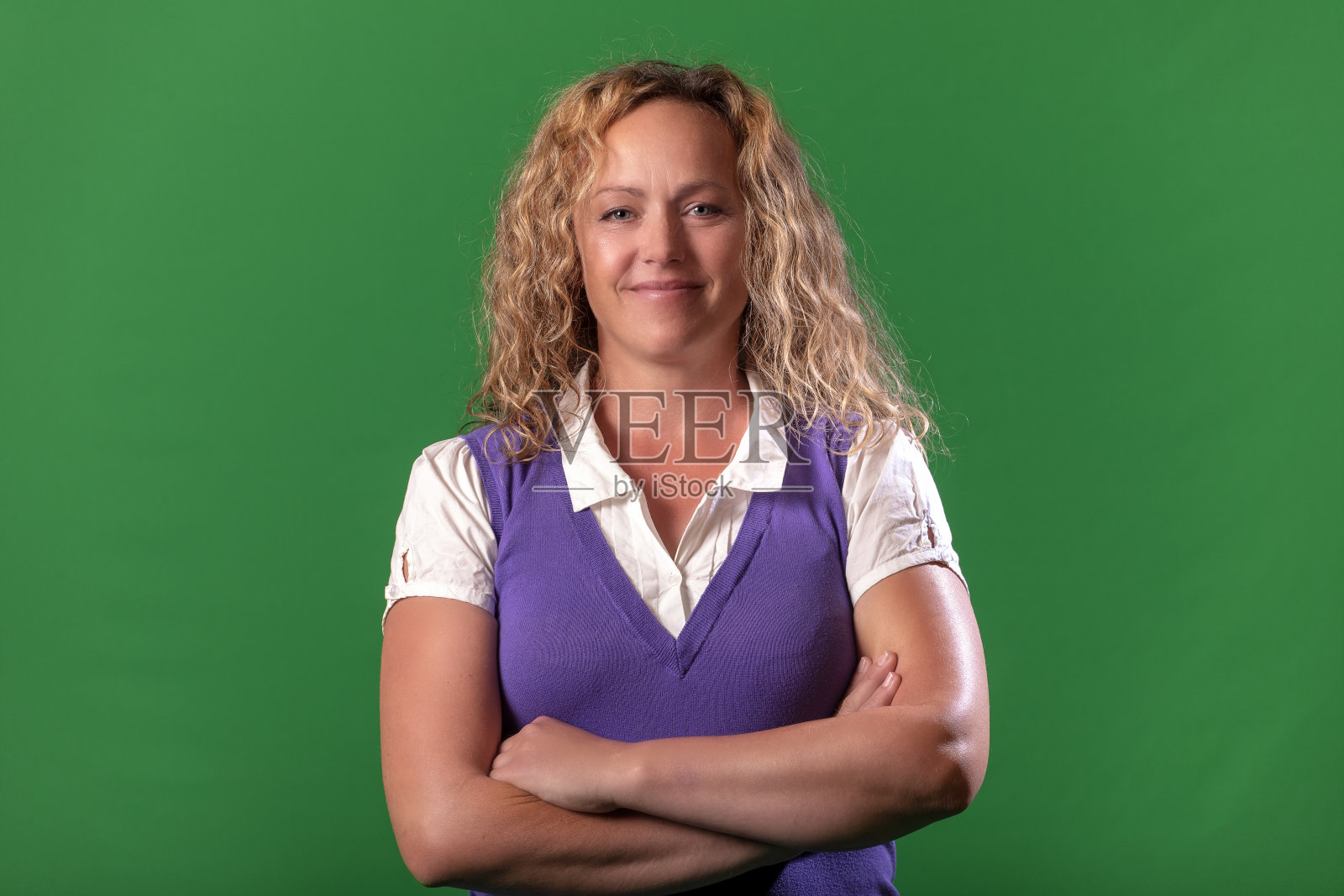 成熟女人的正面肖像在绿色的背景照片摄影图片