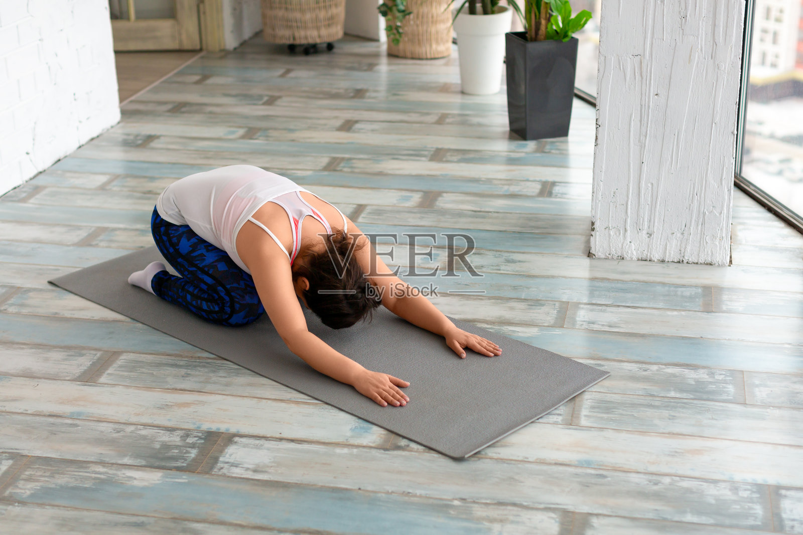 中年妇女在室内伸展身体照片摄影图片