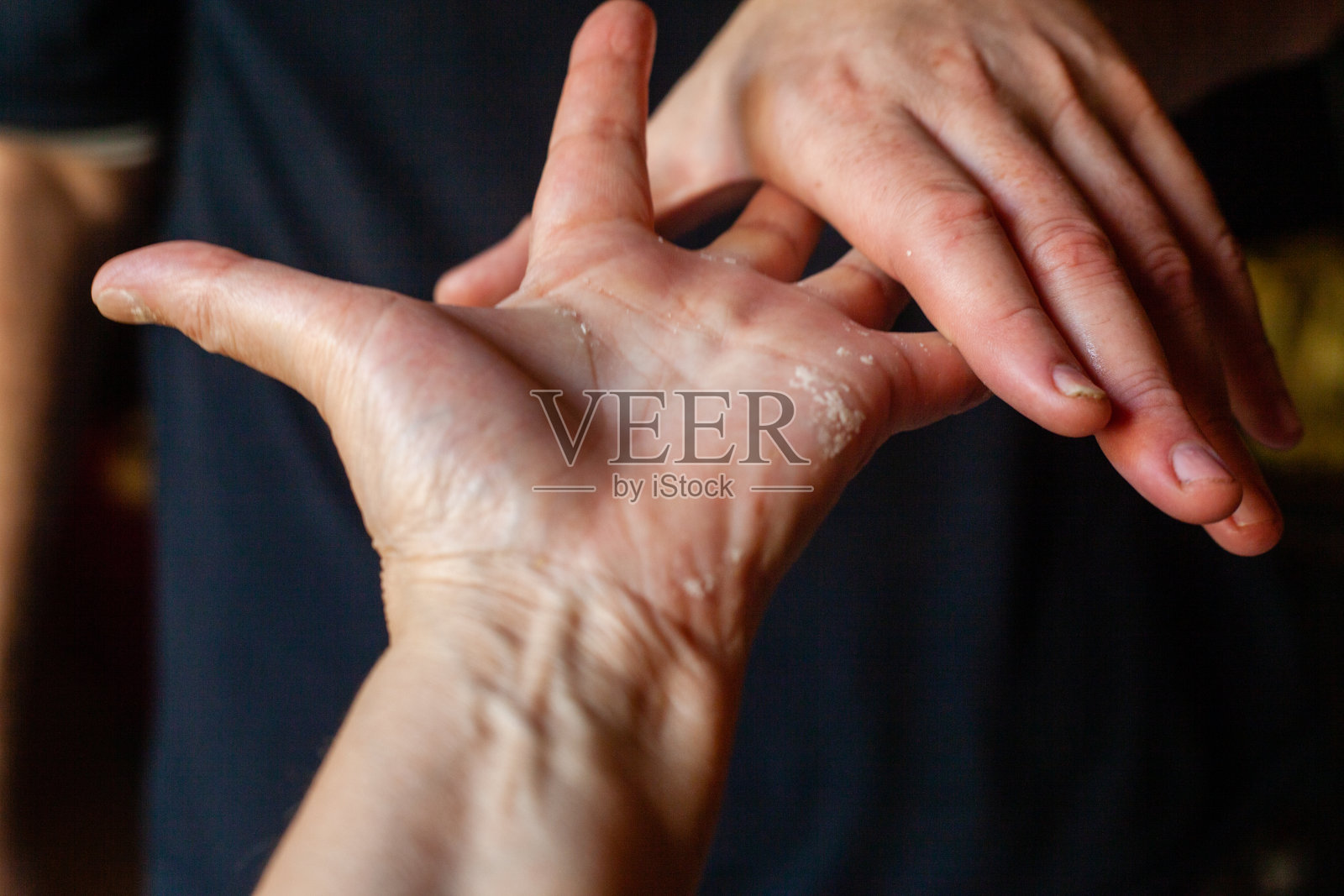 黑色背景下白人男子的双手照片摄影图片