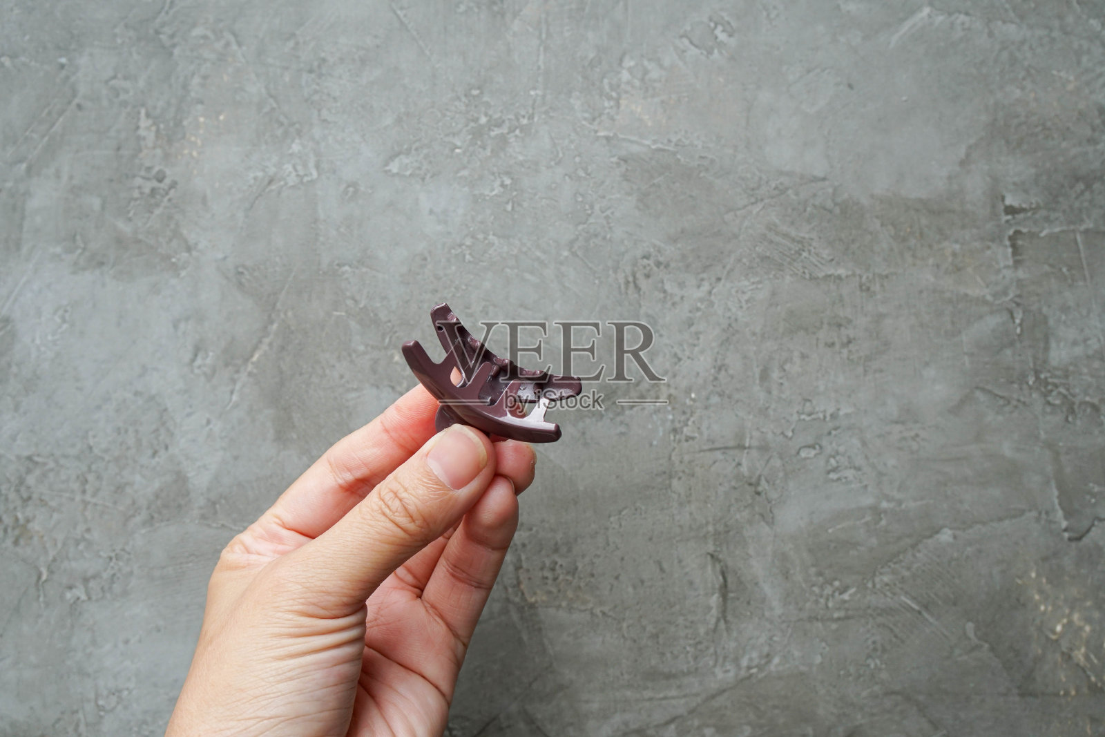 一个女人用塑料发夹来美容和做发型照片摄影图片