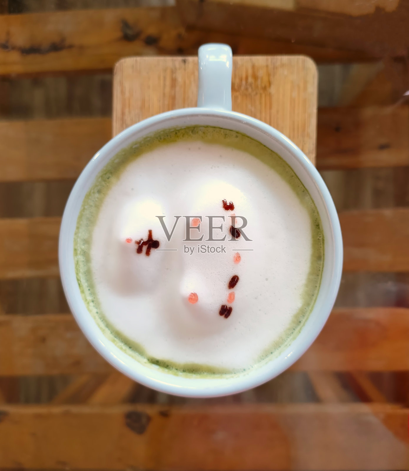 一杯新鲜的奶油绿茶。照片摄影图片