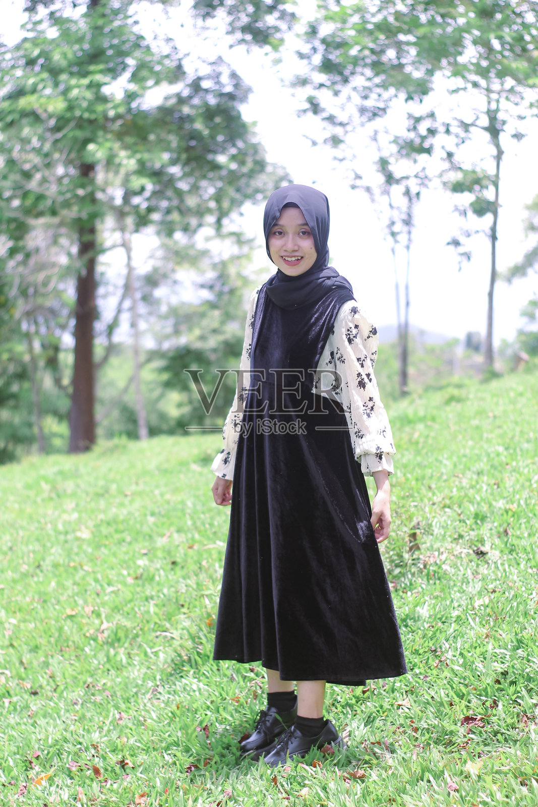 年轻的希贾布妇女在公园散步享受照片摄影图片