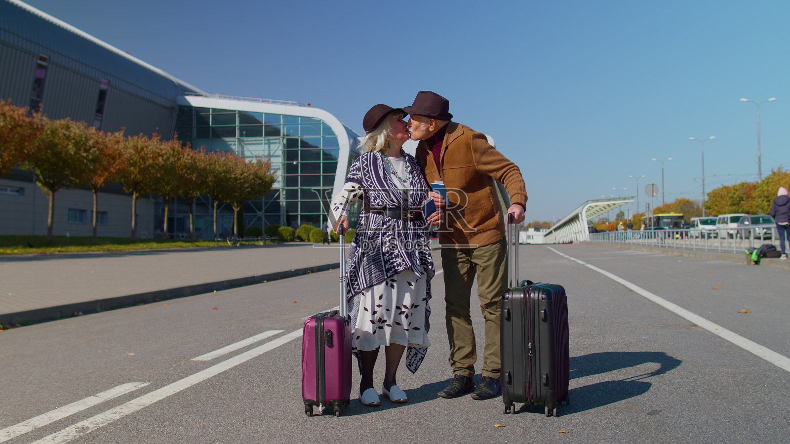 时尚的退休家庭夫妇奶奶爷爷走着行李行李箱包到机场大厅照片摄影图片