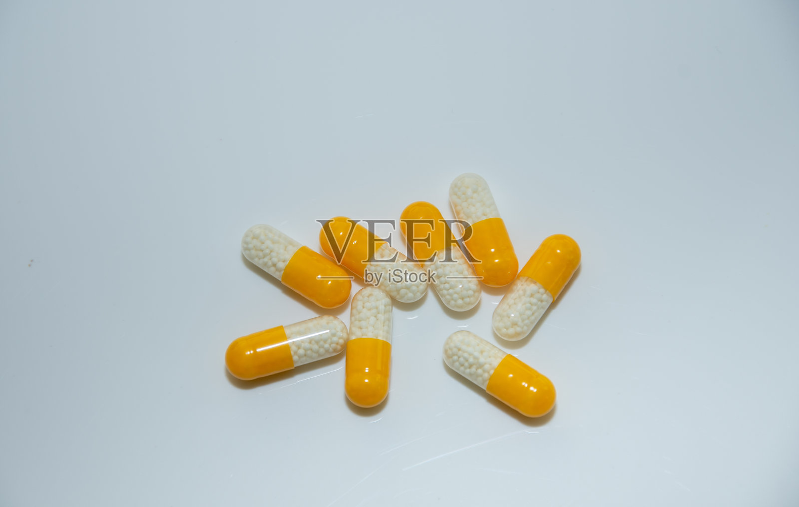 白色黄色药丸,里面有白色颗粒照片摄影图片