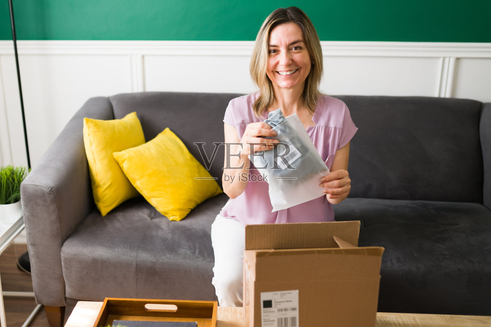 老妇人收到包裹照片摄影图片