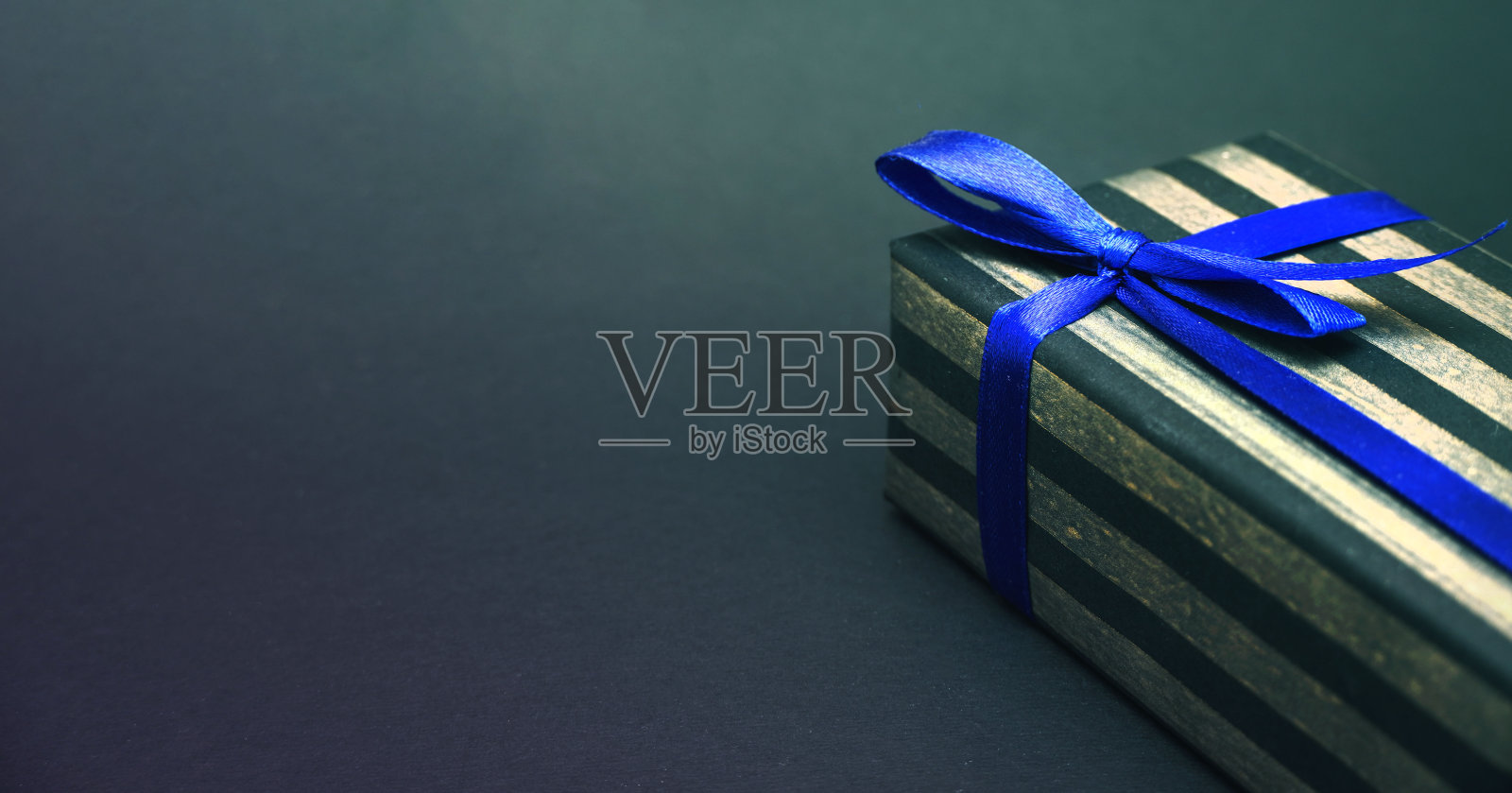 优雅经典男士礼盒黑色背景。生日、圣诞节、新年、情人节、父亲节的概念。照片摄影图片