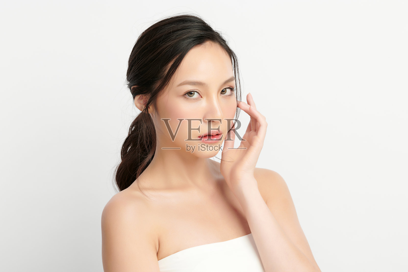 美丽年轻的亚洲女性与干净的新鲜皮肤在白色的背景,面部护理,面部治疗,美容和水疗中心,亚洲女性肖像。照片摄影图片