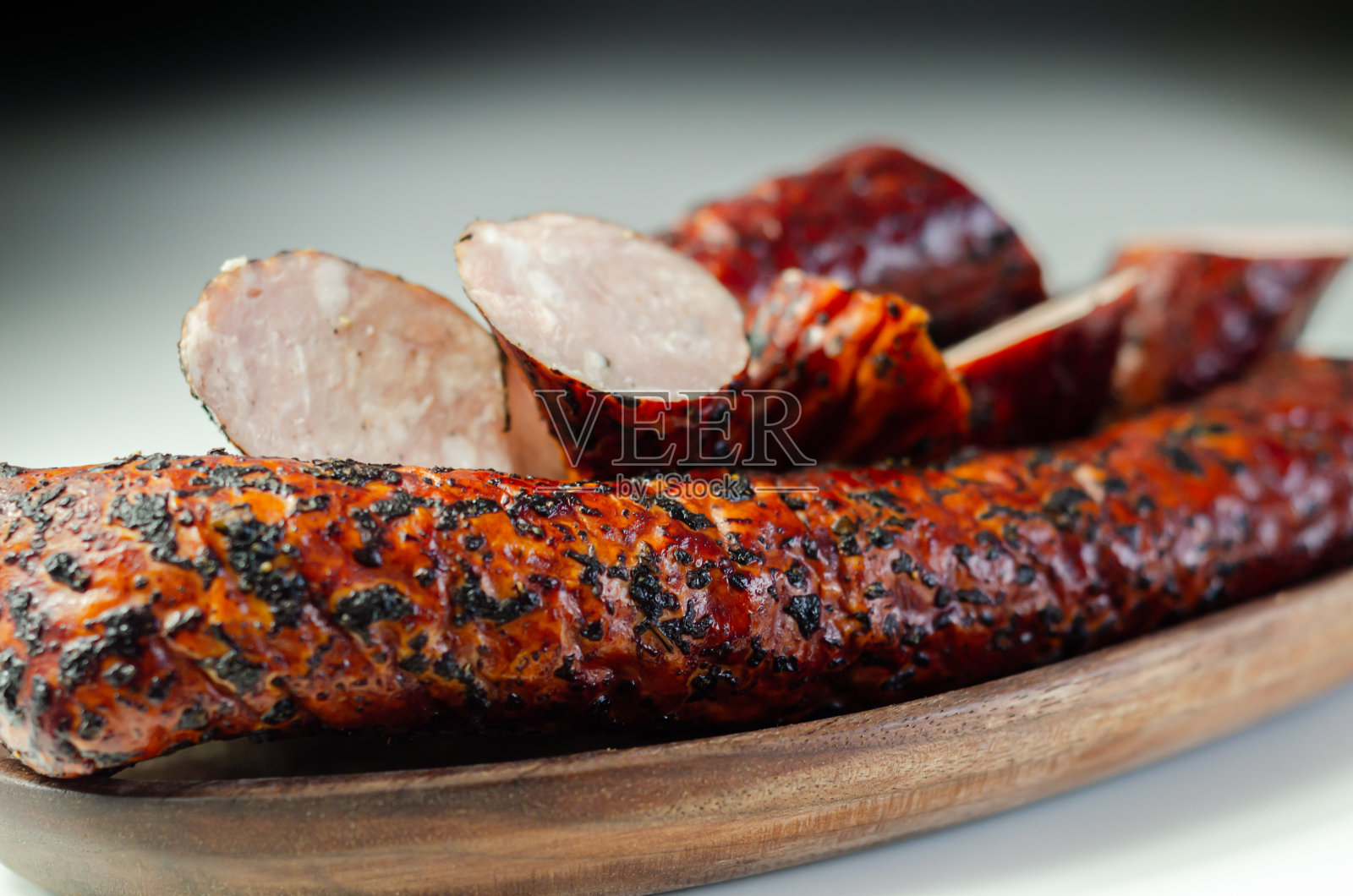 传统的熏猪肉香肠,手工制作的肉制品,照片摄影图片