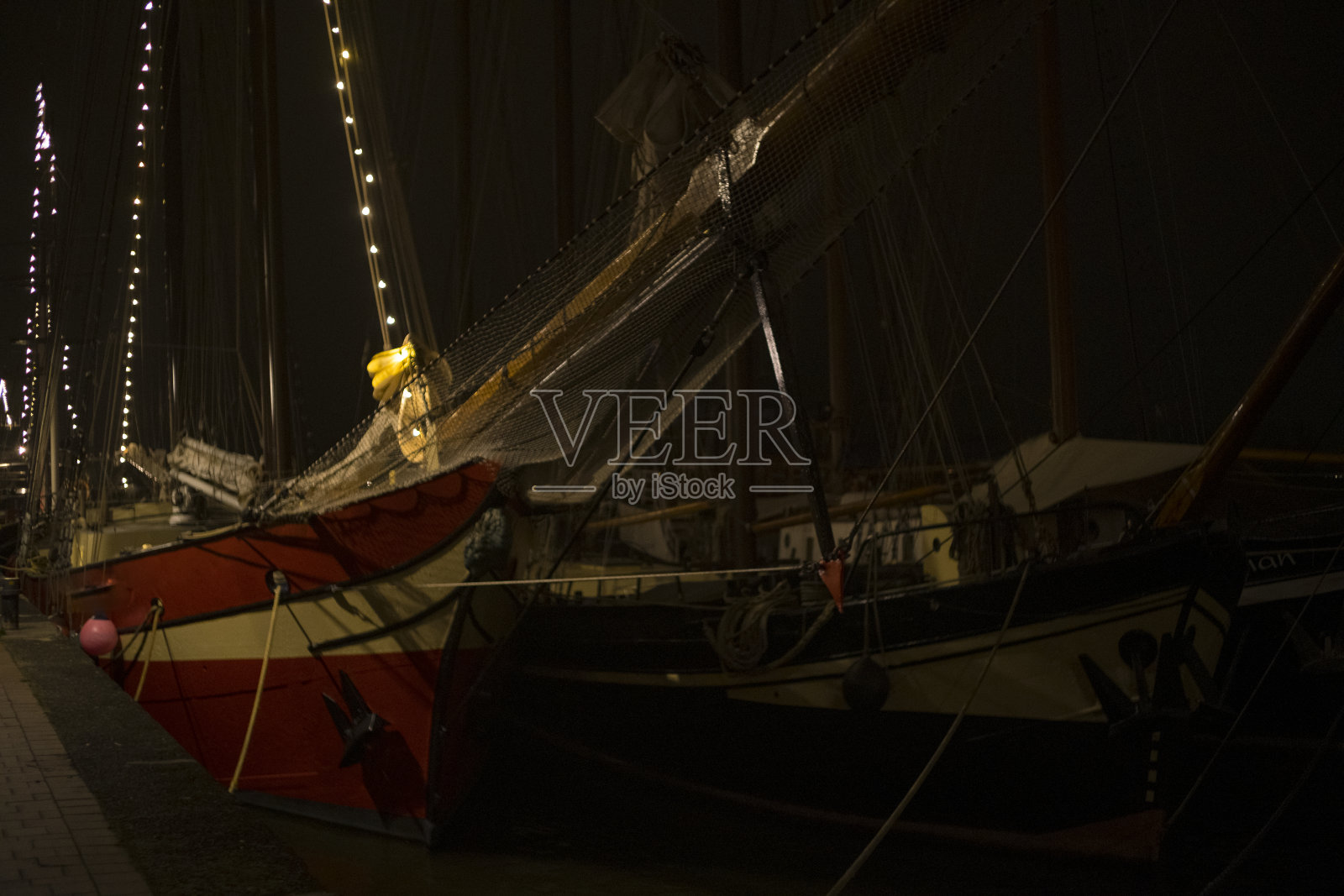 古老的帆船停泊在坎彭艾塞尔河的码头上照片摄影图片