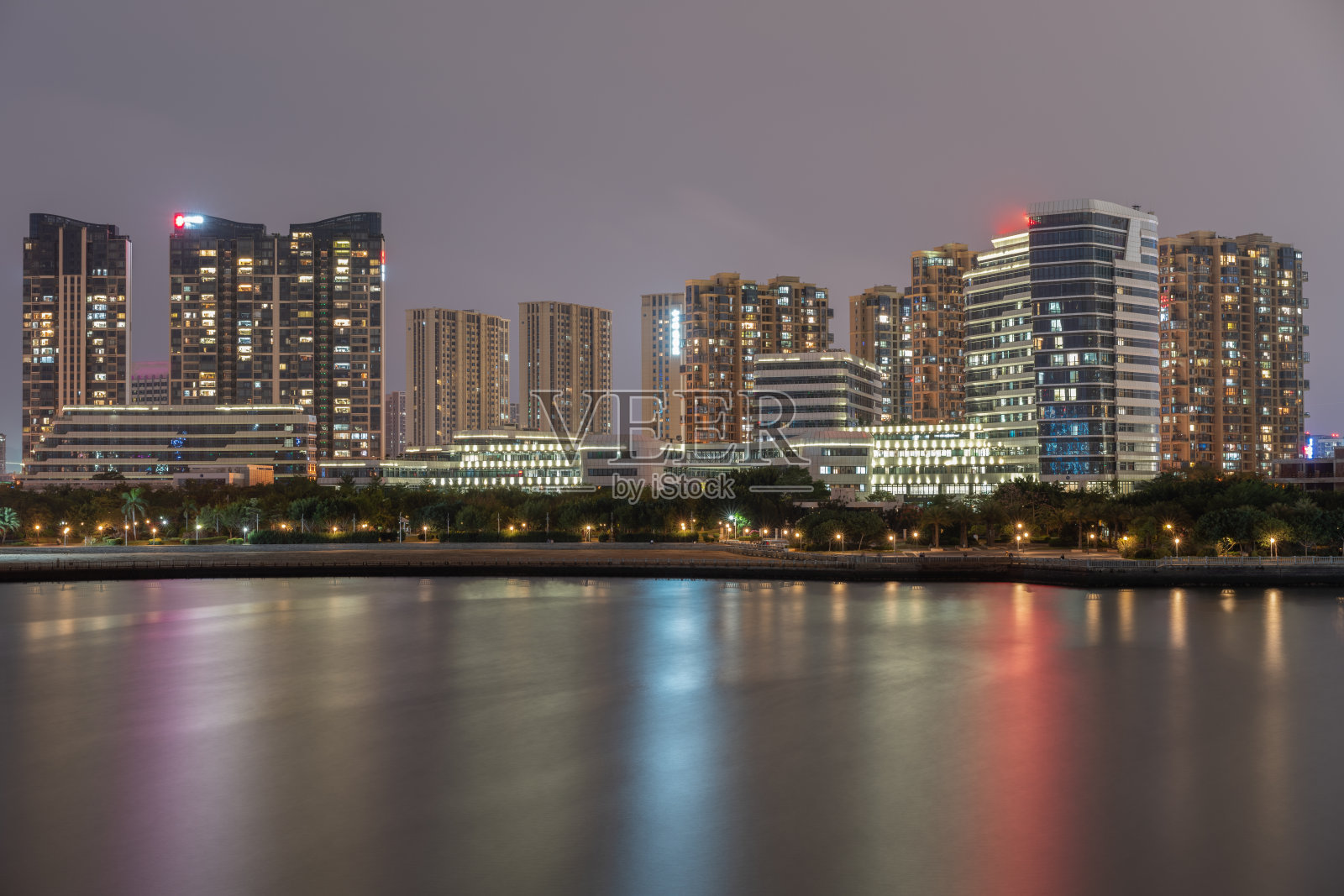 夜城湖畔高档建筑夜景照片摄影图片