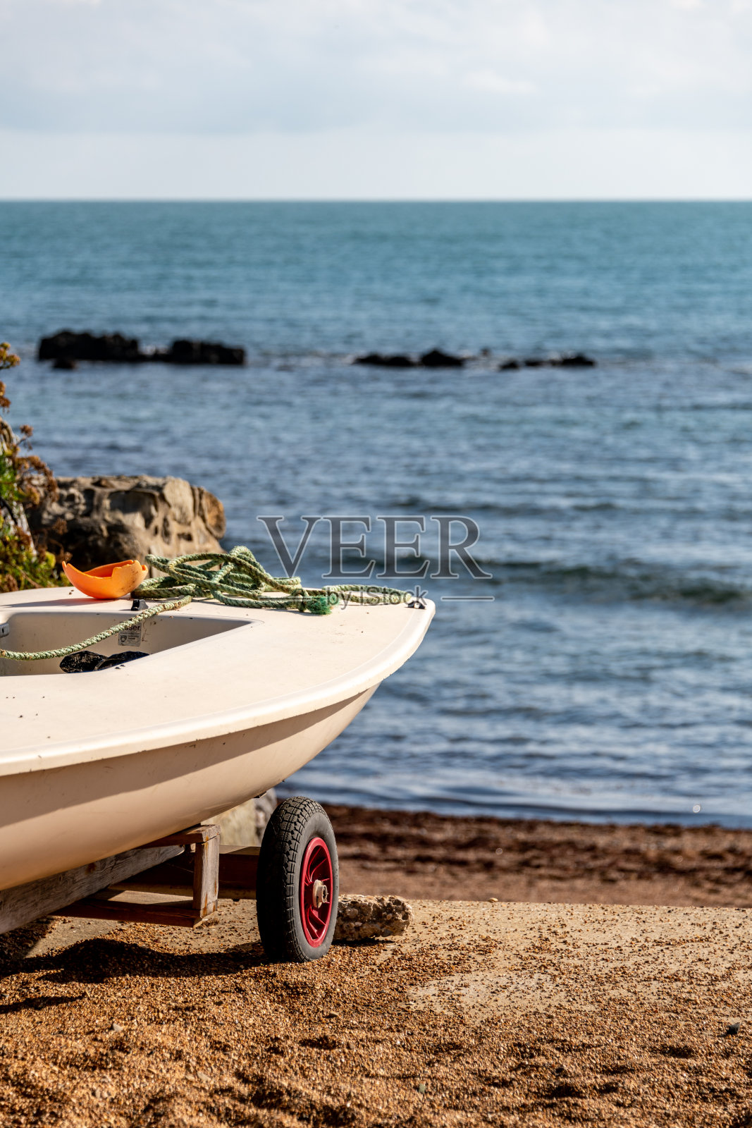 海岸边的小船照片摄影图片