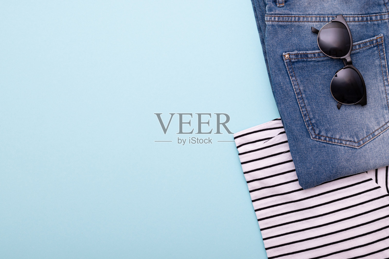 棉质牛仔裤和黑色眼镜平铺照片照片摄影图片