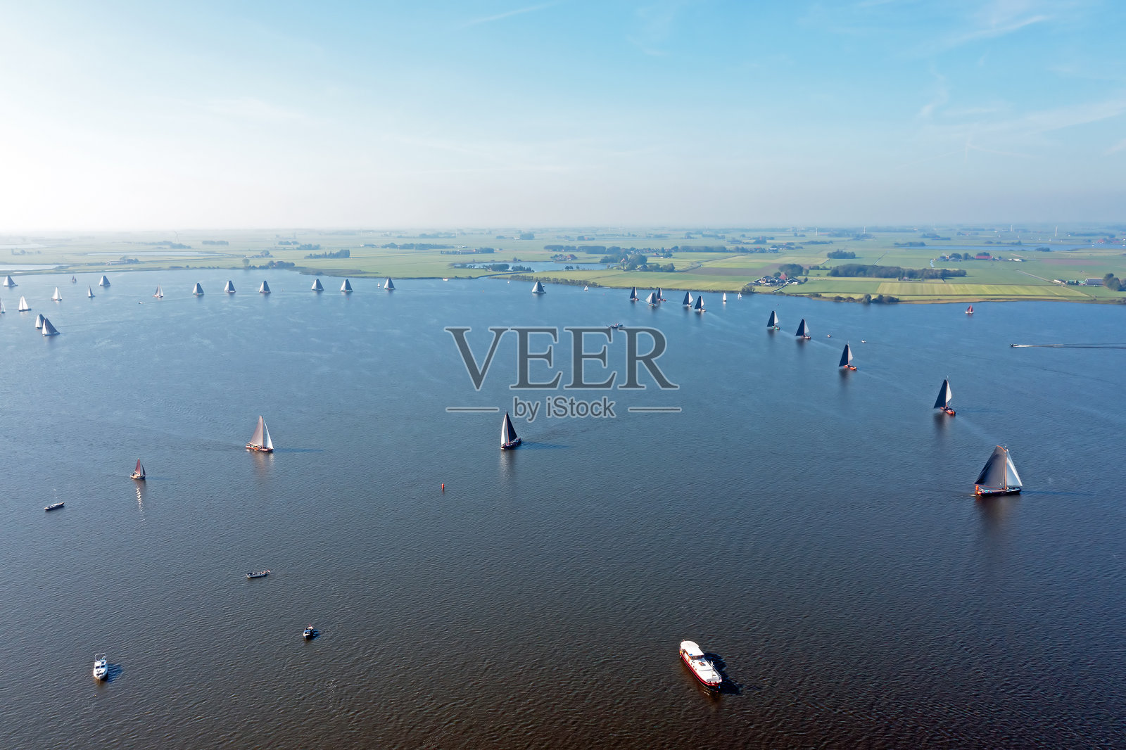 从荷兰弗里斯兰的Fluessen湖上的skutsjesilen空中俯瞰照片摄影图片
