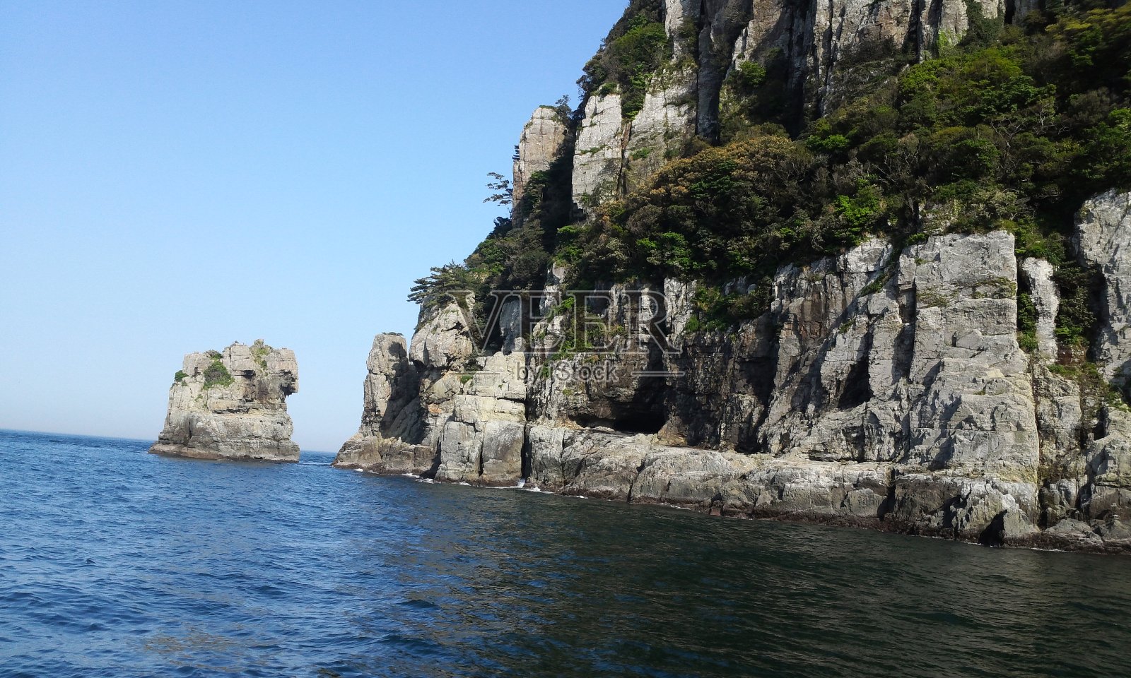 海上的石岛照片摄影图片